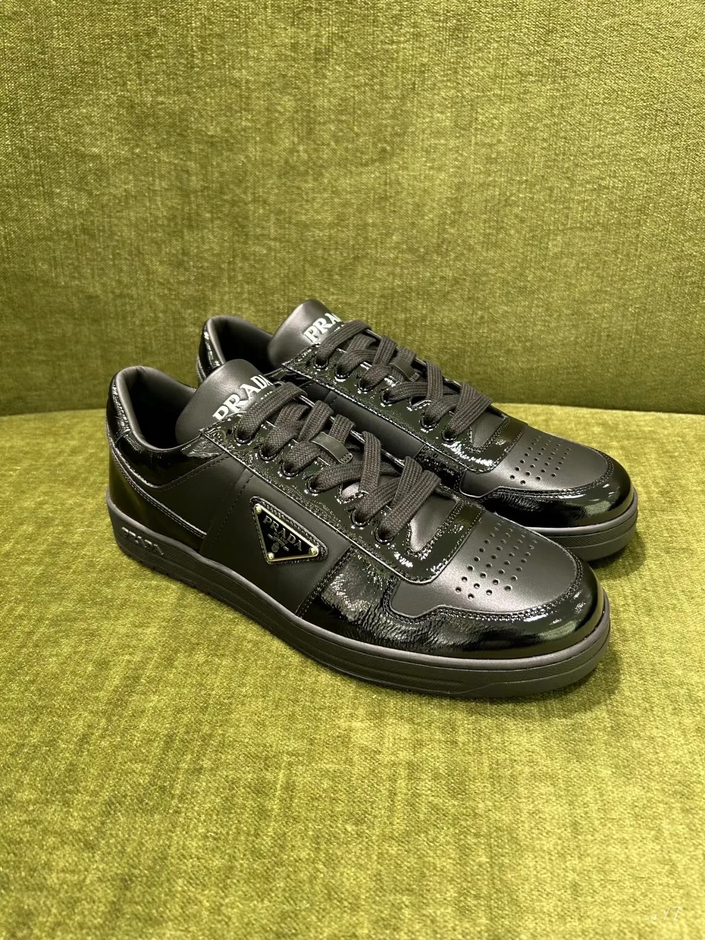 P380 Yuan 38-45 Prada Prada’s new men’s leather sports shoes, the highest version on the market, any comparison is welcome🆚! The original leather has excellent texture and is super high-end! Fetal sheep net lining imported from Italy, removable pad! Luxurious materials and fine workmanship, highly recommended!
